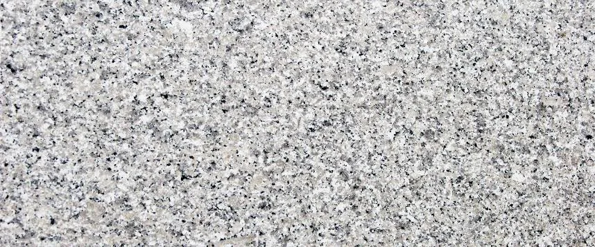 Pllakë graniti Bianco Sardo me përzierje të bardhë, gri dhe të zezë